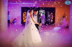 imagen de novios bailando en el día de su boda
